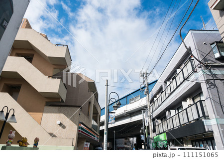 京王稲田堤駅 駅前の風景 京王線 春の青空 神奈川県川崎市 京王稲田堤駅 駅前の風景 京王線 春の青空 神奈川県川崎市 111151065
