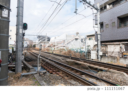 JR南武線　稲田堤駅　駅前の線路　春の青空　神奈川県川崎市 111151067