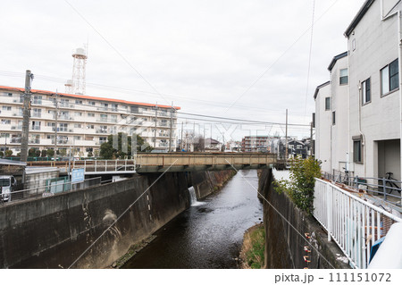 三沢川　稲田堤駅と中野島駅の間　JR南武線の線路を眺める　春の足音　神奈川県川崎市 111151072