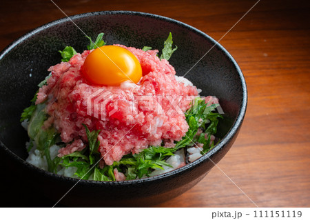 ネギトロ海鮮丼 卵黄乗せ 紫蘇 俯瞰 ネギトロ海鮮丼 卵黄乗せ 紫蘇 俯瞰 111151119