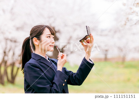 桜の中でスクールメイクをする中学生・高校生・女子高生・女子高校生(コスメ・化粧品・プチプラ) 桜の中でスクールメイクをする中学生・高校生・女子高生・女子高校生(コスメ・化粧品・プチプラ) 111151151