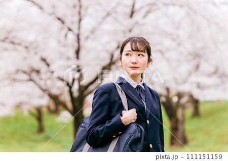 桜の中を歩く中学生・高校生・女子高生・女子高校生 111151159
