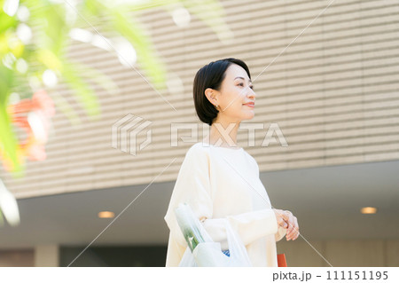 買い物をして歩く30代女性の画像 買い物をして歩く30代女性の画像 111151195