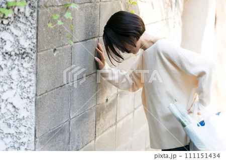 壁にもたれかかる女性 壁にもたれかかる女性 111151434