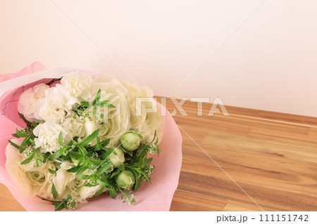 白いラナンキュラスとナズナの花束 白いラナンキュラスとナズナの花束 111151742