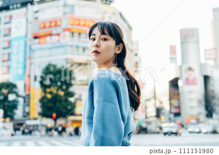 都市の若い女性 都市の若い女性 111151980