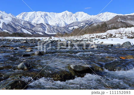 冬の白馬 山麓から望む北アルプス 冬の白馬 山麓から望む北アルプス 111152093