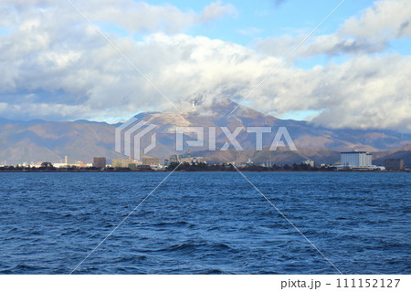 琵琶湖上から眺める伊吹山と長浜市街 111152127