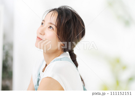 微笑む20代女性の写真 微笑む20代女性の写真 111152151