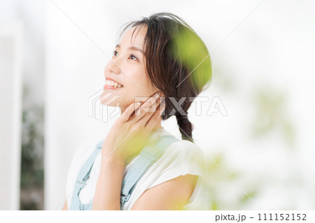 微笑む20代女性の写真 111152152