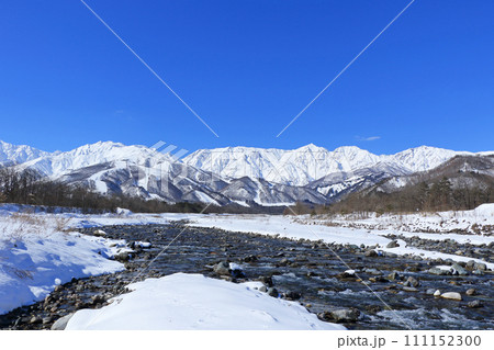 冬の白馬　山麓から望む北アルプス 111152300