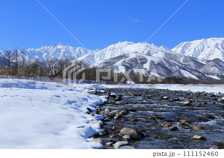 冬の白馬　山麓から望む北アルプス 111152460