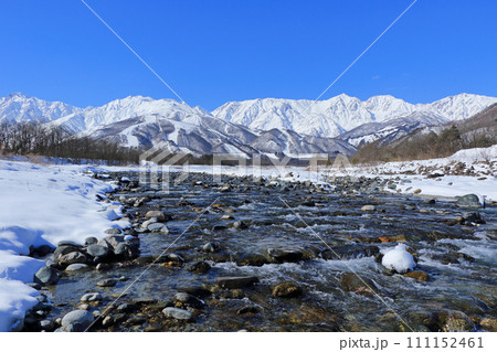 冬の白馬　山麓から望む北アルプス 111152461