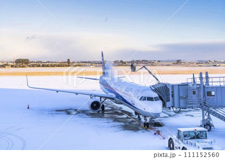 冬の空港　デアイシングカーによる除氷　宮城県名取市 111152560