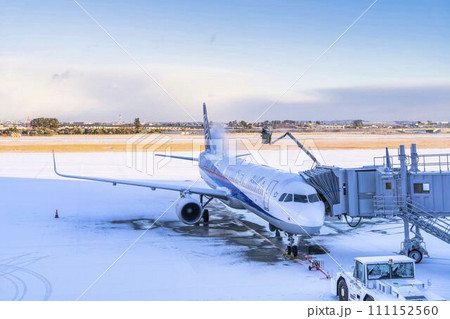 冬の空港 デアイシングカーによる除氷 宮城県名取市 冬の空港 デアイシングカーによる除氷 宮城県名取市 111152560
