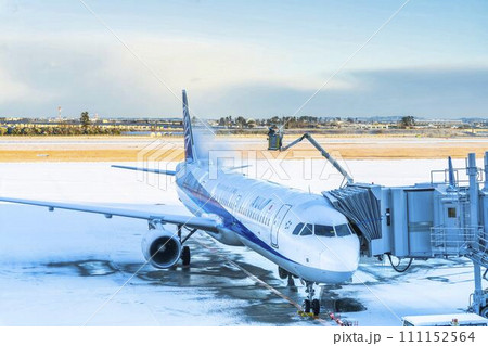 冬の空港　デアイシングカーによる除氷　宮城県名取市 111152564