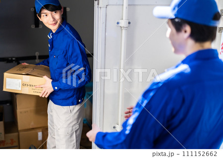 積荷を下ろすセールスドライバー 111152662