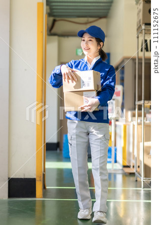 物流倉庫で働く女性作業員 物流倉庫で働く女性作業員 111152675