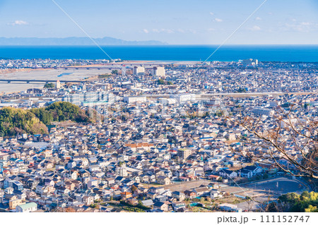 （静岡県）円山花木園から眺める安倍川と静岡市の街並み 111152747