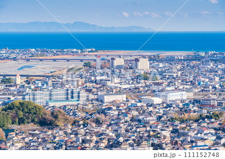 （静岡県）円山花木園から眺める安倍川と静岡市の街並み 111152748