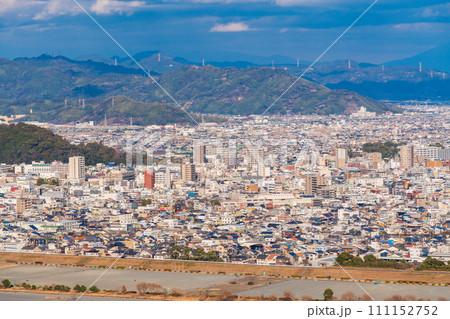 （静岡県）円山花木園から眺める安倍川と静岡市の街並み 111152752