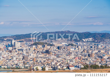 （静岡県）円山花木園から眺める静岡市中心街ビル群 111153217
