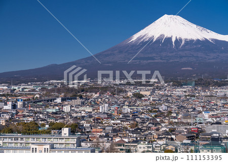 《静岡県》富士山をのぞむ富士市の街並み 《静岡県》富士山をのぞむ富士市の街並み 111153395