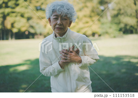 胸が痛む公園の60代女性 胸が痛む公園の60代女性 111153518