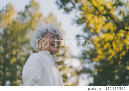 公園の60代女性の笑顔 111153542