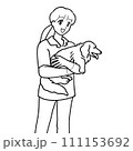 犬を抱っこする動物病院のスタッフ 111153692