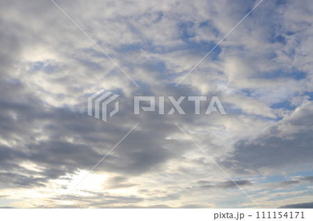 雲の多い空 朝 太陽 雲の多い空 朝 太陽 111154171