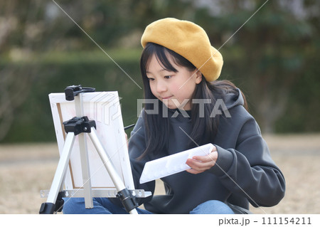 絵を描く女の子 絵を描く女の子 111154211