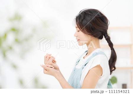 自分の爪を見る女性 自分の爪を見る女性 111154321