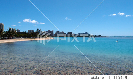 Ala Moana Beach Park with buildings of Waikiki and iconic Diamondhead in the distance 111154399