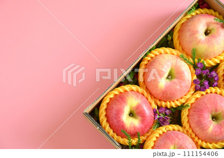 beautiful apple in the box on pink backgrond, healthy fruit 111154406