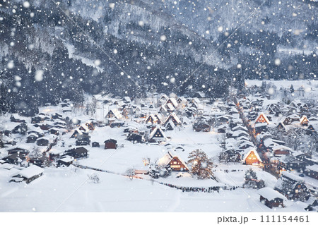 冬の白川郷のライトアップ 111154461