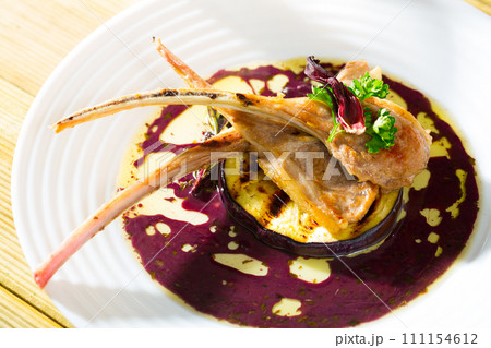 Roasted ribs of mutton with eggplant in wine sauce with dried hibiscus 111154612