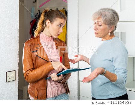 Senior and younger women discussing breach of rent contract 111154958