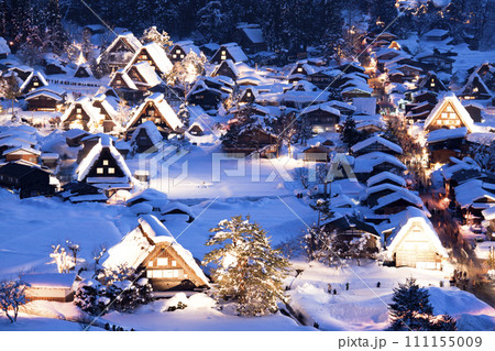【世界遺産】岐阜県　冬の白川郷のライトアップ 111155009
