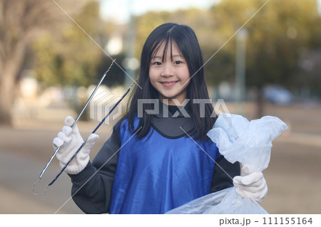 ゴミ拾いする女の子 ゴミ拾いする女の子 111155164