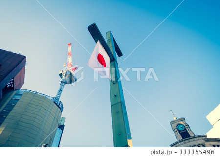 東京 銀座四丁目交差点 日の丸とタワークレーン 2024.01　暖色寒色強調 111155496