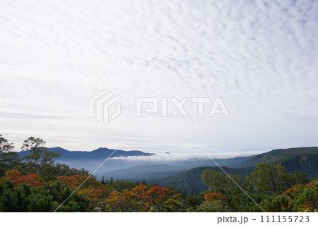 秋の鱗雲と稜線の滝雲 111155723