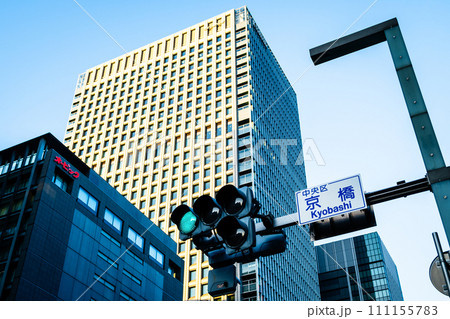 信号のある交差点 東京 京橋交差点 2024.01　高彩度コントラスト 111155783