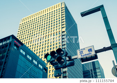 信号のある交差点 東京 京橋交差点 2024.01 暖色寒色強調 信号のある交差点 東京 京橋交差点 2024.01 暖色寒色強調 111155784