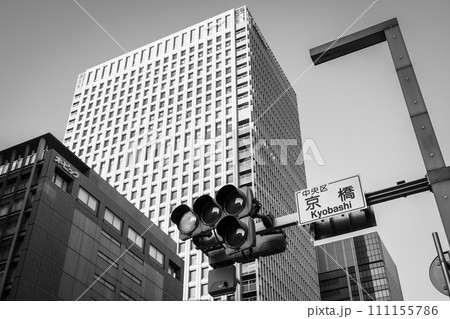 信号のある交差点 東京 京橋交差点 2024.01　モノクロ 111155786