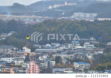 送電線の保全工事　小雨決行　送電鳶の作業風景 111155904