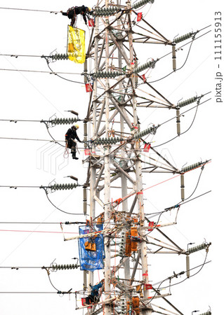 送電鉄塔の保全工事　小雨決行　送電線電工の作業風景 111155913