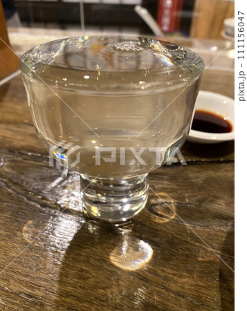 【ご当地グルメ/北海道・富良野名物】隠れ家居酒屋のカウンター・表面張力ギリギリまで注がれた日本酒 【ご当地グルメ/北海道・富良野名物】隠れ家居酒屋のカウンター・表面張力ギリギリまで注がれた日本酒 111156047
