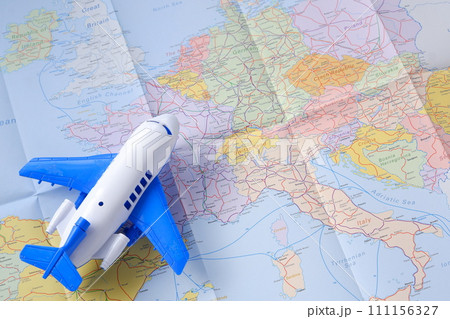 飛行機のおもちゃで、旅行のイメージ 111156327