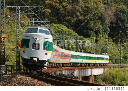 【JR西日本】381系「やくも」〜緑やくも＋ゆったりやくも〜（伯備線：方谷〜備中川面） 111156332